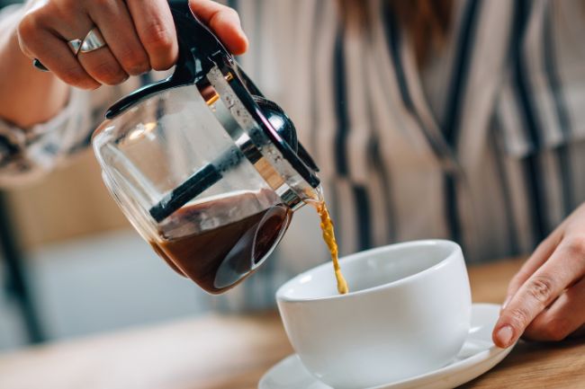 Servindo o café da cafeteira elétrica